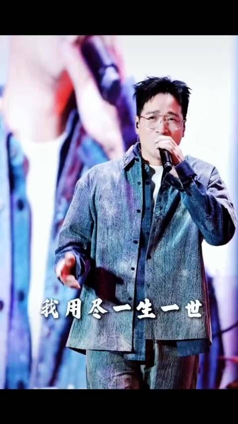 何晟铭微博引用《爱的供养》歌词,原唱兼作词身份引关注