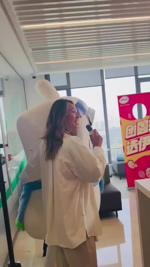 郑钦文品牌活动再唱歌,整个大走音, 但是我也愿意听,比者来女好
