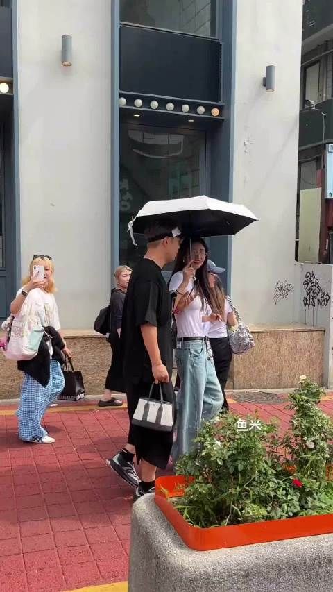 沈梦辰韩国街头偶遇,金丝眼镜造型获赞