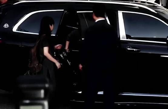 全体起立 迎接这个JENNIE女王回归!大明星太耀眼了啊啊啊