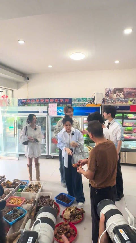胡静回云南娘家与友人聚餐,老公朱兆祥未同行