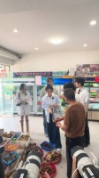 胡静回云南娘家与友人聚餐，老公朱兆祥未同行