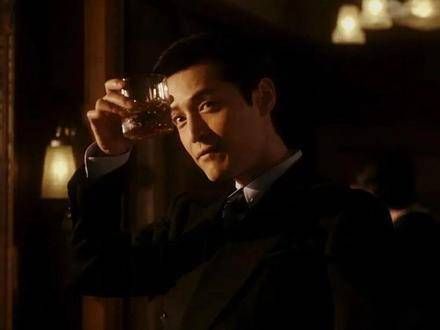 沉浸其中,阿宝瞬间化身为痞帅风格的宝总
