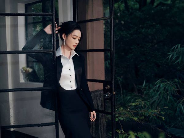 搜狐娱乐讯 近日，李沁的一组美照爆出。图中，李沁穿着黑色西服裙，站在门边，侧影优雅迷人，超有故事感。
