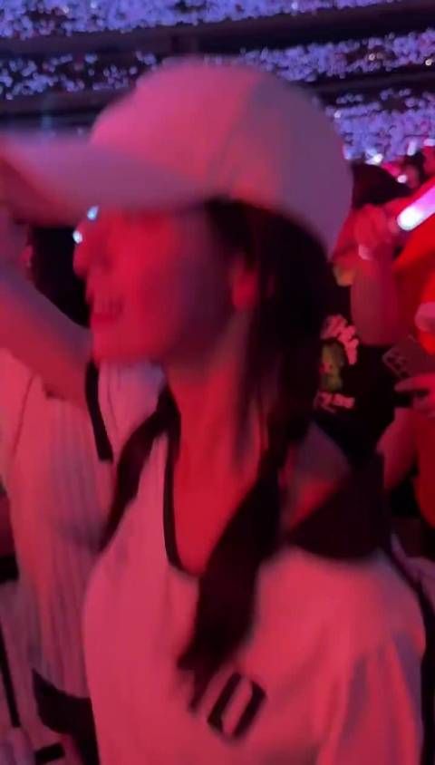 陈都灵片场休息状态轻松获赞