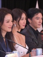舒淇看向她的小女主角白小樱，宠溺微笑＋摸摸鼓励