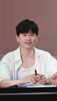 张杰签售会也太可爱了哈哈哈～小心翼翼的闯了很多“祸”，cr.奇奇一麦