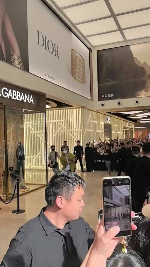 马龙南京活动场面太壮观了,人山人海呀,要不是有安保,龙队都走不动路了