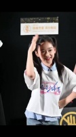 小酒窝真是名不虚传，大大方方的小女孩太可爱了！不允许叫她窝子！