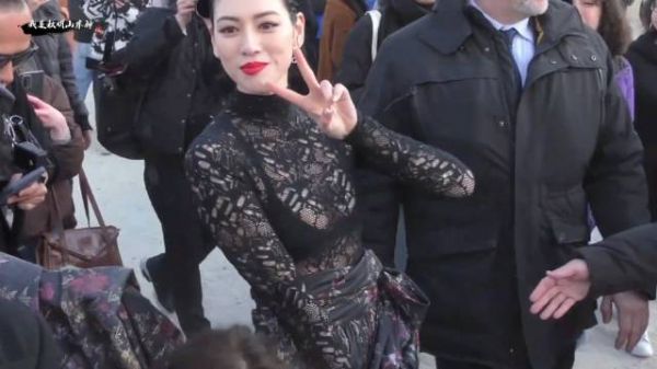 日本顶尖超模三吉彩花出席代言品牌活动，这件黑色透视装真的养眼
