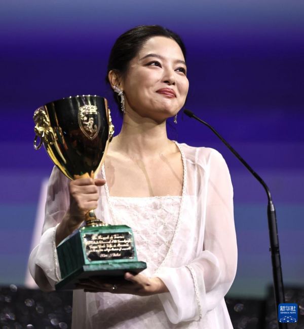 9月6日，在意大利威尼斯，辛芷蕾夺得第82届威尼斯电影节最佳女演员奖。新华社记者 李京 摄
