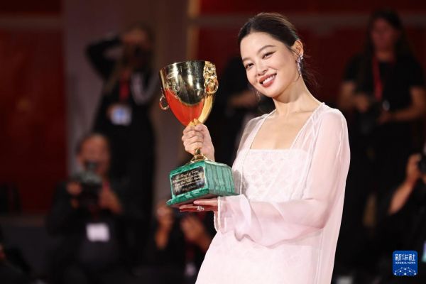 9月6日，在意大利威尼斯，辛芷蕾夺得第82届威尼斯电影节最佳女演员奖。新华社记者 李京 摄