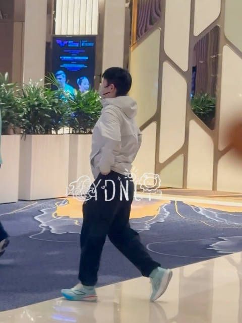 孙颖莎也吃饱饱回来啦，蒯曼还打包了好吃的