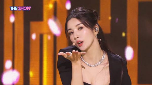 210907权恩妃舞台展现完美视觉效果与优雅魅力