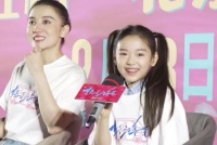 董璇女儿路演不怯场，邀请同学上台，小酒窝的待人接物堪称教科书