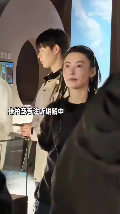 张柏芝刘嘉玲撞肩后相视一笑
