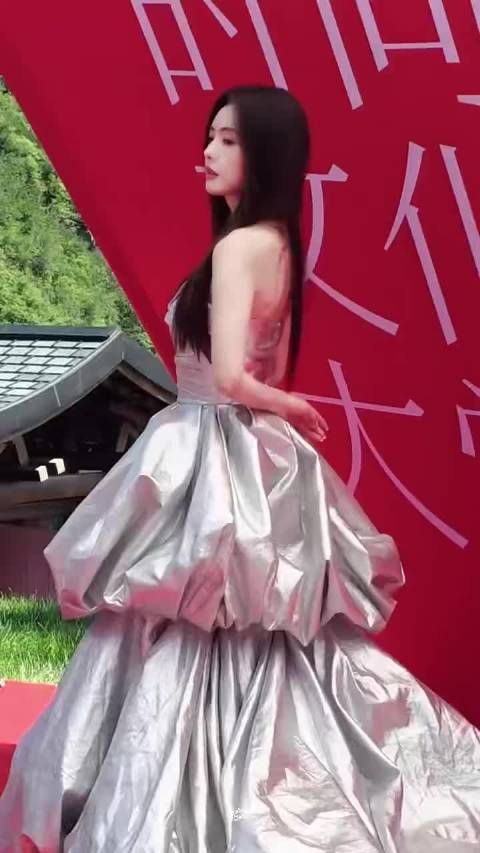 蔡文静亮相栩栩华生时尚文化大赏,黑长直银色礼服吸睛