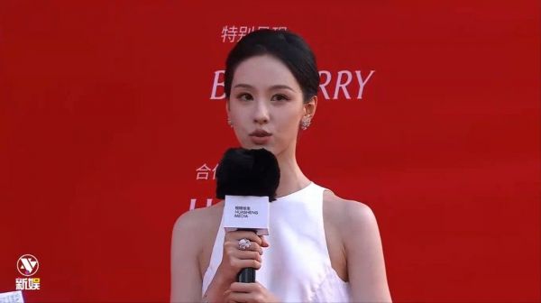 陈都灵白纱裙亮相栩栩华生红毯，期待演绎更多作品