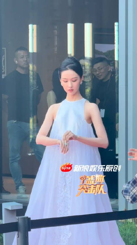 陈都灵白色无袖纱裙亮相新浪娱乐盛典