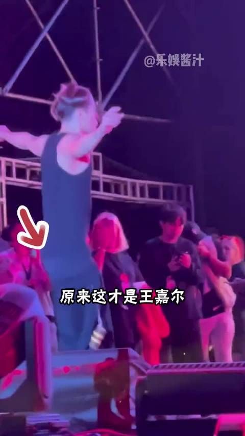 王一博西海岸风造型引热议,王嘉尔张杰同场亮相