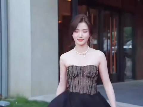 卢昱晓亮相栩栩华生时尚文化大赏,抹胸长裙惊艳全场