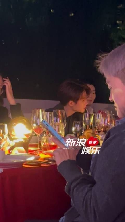 抓住一个认真吃面包的@MIC檀健次JC-T !为什么大哥手里的面包看起来那么香