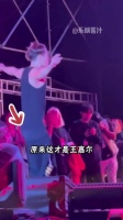 王一博西海岸风造型引热议，王嘉尔张杰同场亮相