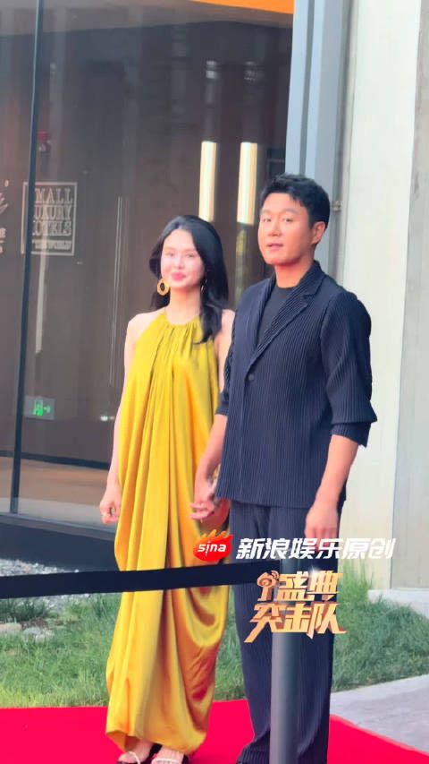 佟大为、关悦牵手亮相栩栩华生时尚文化大赏,两人面带微笑,状态很好