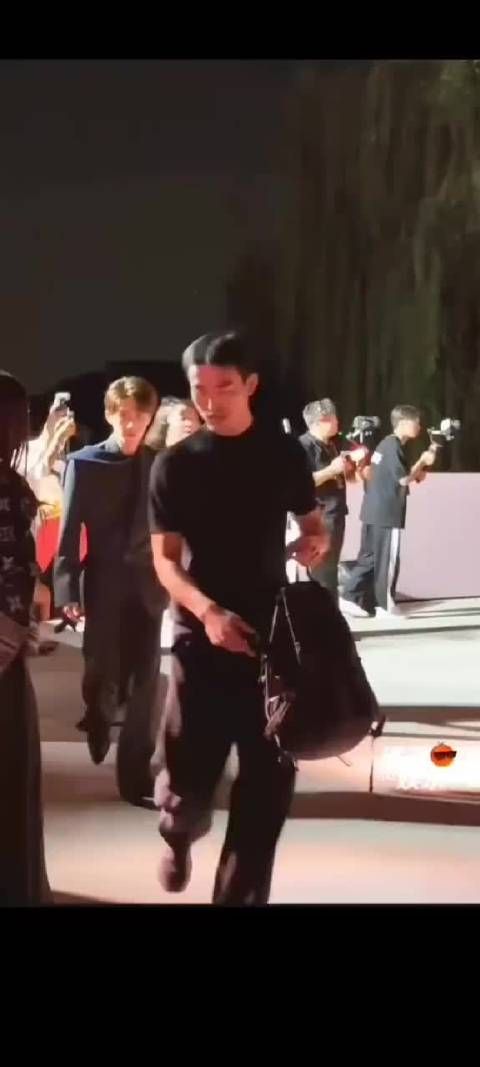 栩栩华生晚宴檀健次下班,这贵公子气场直接溢出屏幕了
