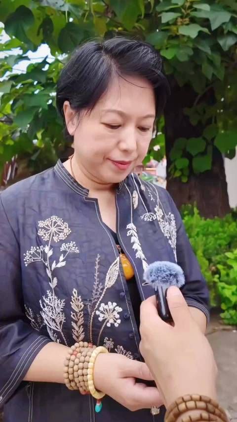 街头采访热议兄弟姐妹中谁过得最好