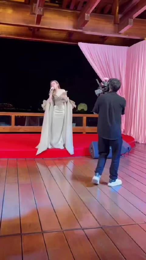 张靓颖台上献唱,檀健次于适台下听!