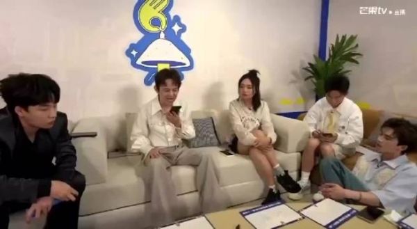 何老师好像守着家的老人，大勋则是在外打拼的孩子 以前天天见现在好久不见