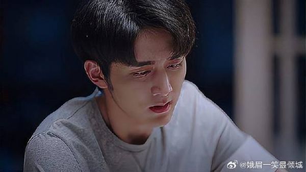 凌霄给腿伤尖尖上药,子秋意外得知,多年前冤枉生父
