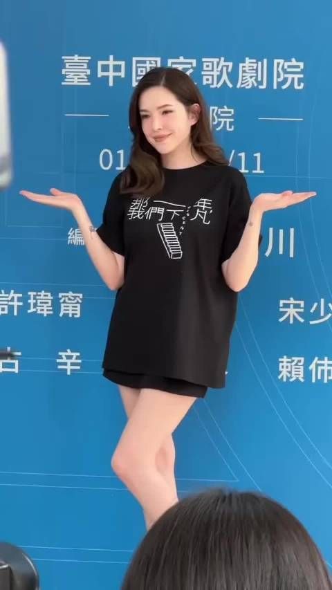 许玮甯产后首亮相送满月礼，自曝孕期增重12公斤