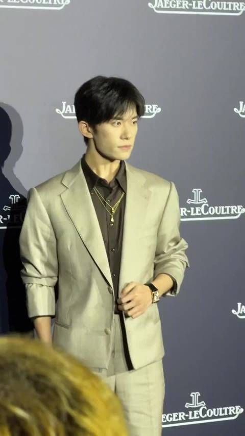 易烊千玺黑发造型亮相上海活动,浅色西装诠释绅士格调