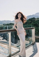 董璇穿白色露肩礼服 女神范十足
