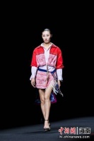 五指山黎锦苗绣服饰亮相中国国际时装周