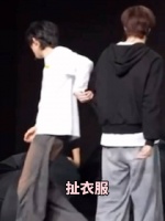 宋亚轩刘耀文联排互动默契，同台合唱动作一致