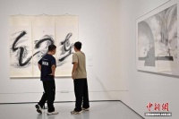 广州：粤港澳大湾区当代艺术展吸引参观者