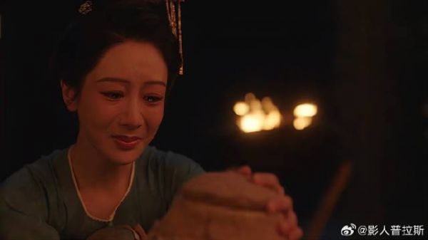 蒋长扬帮何淮芳除草 挖到土里罐子，下秒让何淮芳大哭
