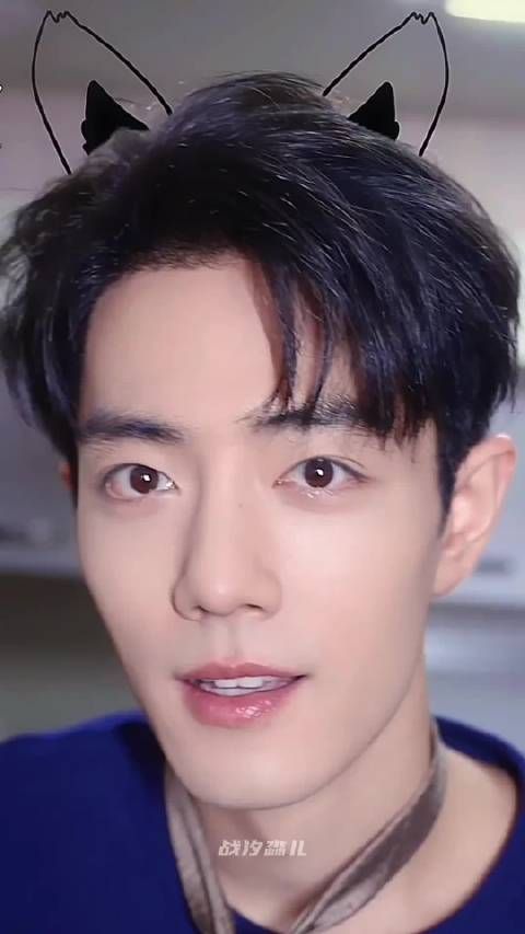 肖战扯领带动作引热议,少白被指模仿其风格