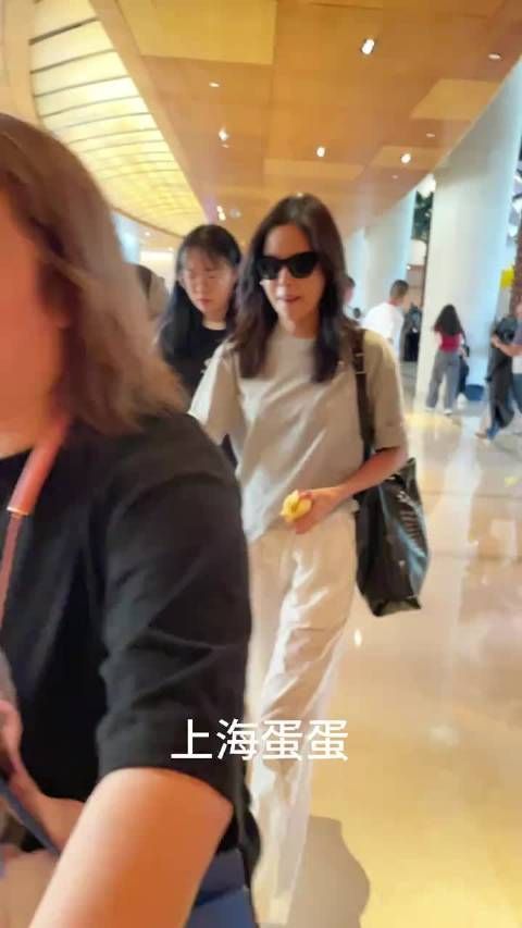 俺不中嘞 这个蕾子有点儿太松弛了吧 姐怎么啃着苹果就回国了