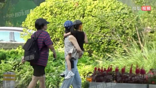 高圆圆被拍到笑容满面接女儿放学回家,抱着接女儿的圆圆妈咪