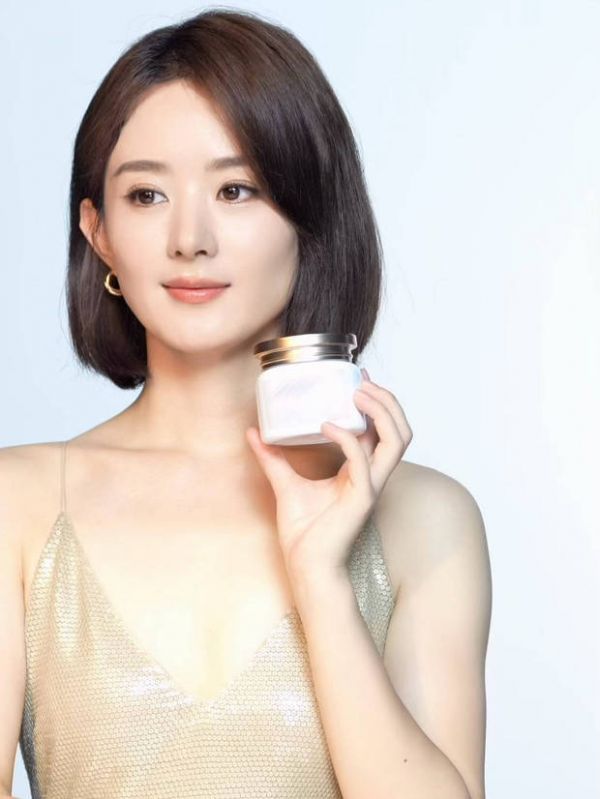 赵丽颖五官精致，气质甜美。