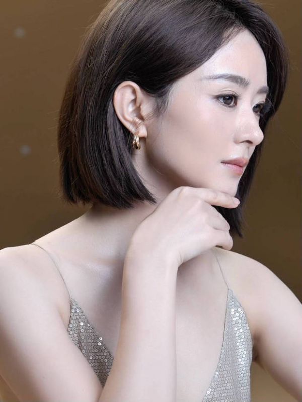 赵丽颖侧脸线条优美。