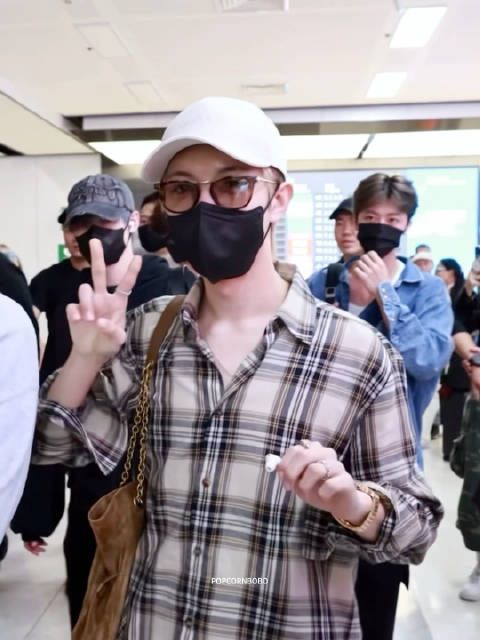 暈倒可愛ㅜㅜ 記者姐姐ㄧ喊仁俊 可愛小豬立刻舉起手手比耶✌ 好乖好乖喔!