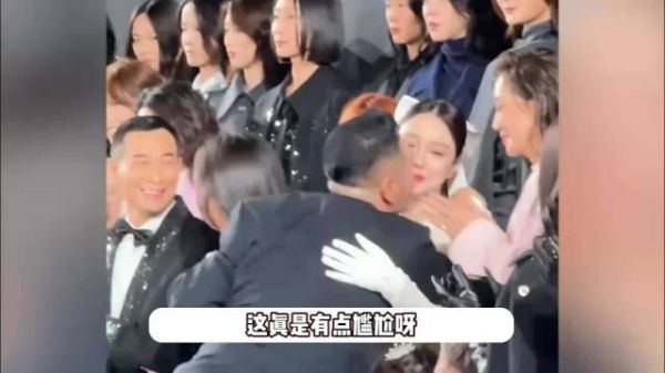 李小璐被男友人意外亲嘴?害羞露笑场面太尴尬,一旁甜馨目瞪口呆