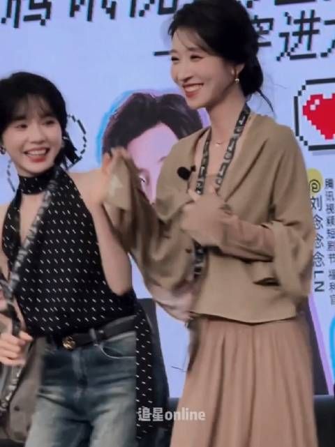 刘念王格格手牵手 现在~走! 王格格 你拆……我们百念好何
