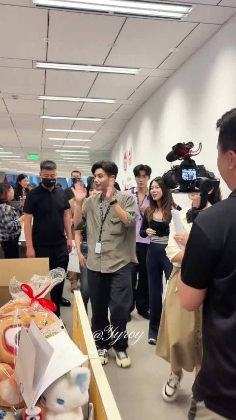 何聪睿镜头前持续侧脸引网友调侃