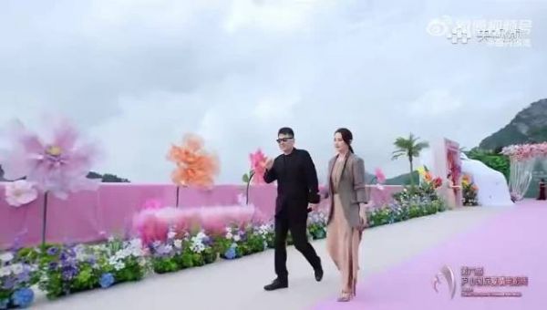 庐山国际爱情电影周红毯甜蜜瞬间,陈建斌蒋勤勤陈紫函戴向宇互动似婚礼新人